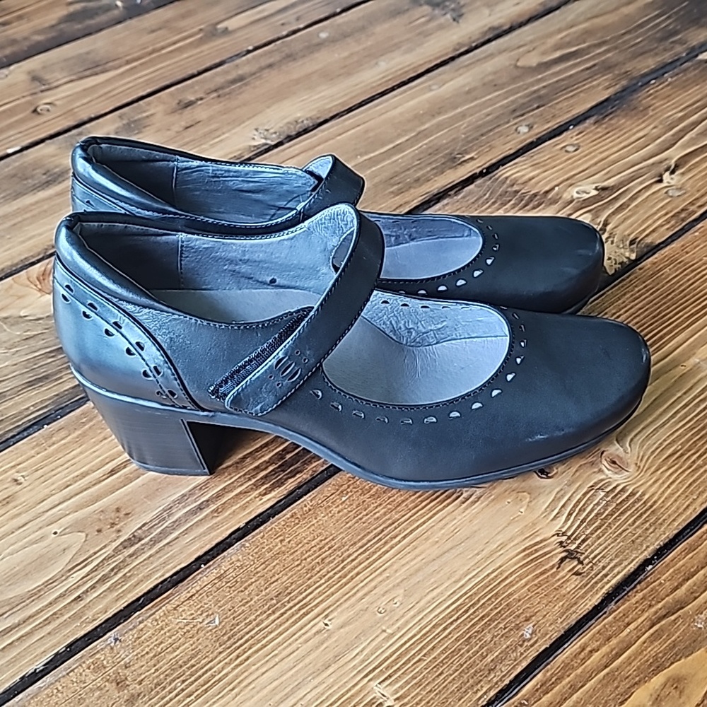 Brand new Abeo Mary Jane heels Size 11